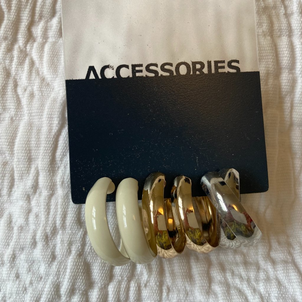 Old Navy Little Hugger Earrings 18$